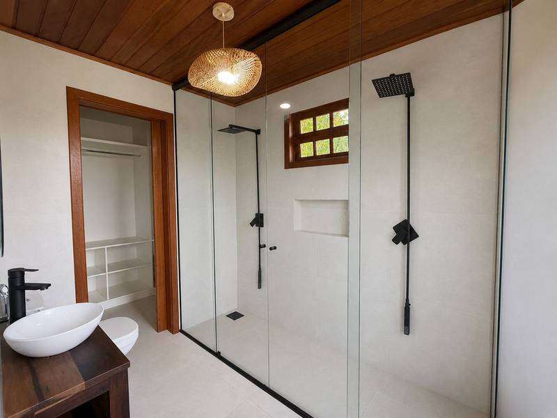 Casa de Alto Padrão em Taquaras com 2.660 m² de Terreno e Área Gourmet